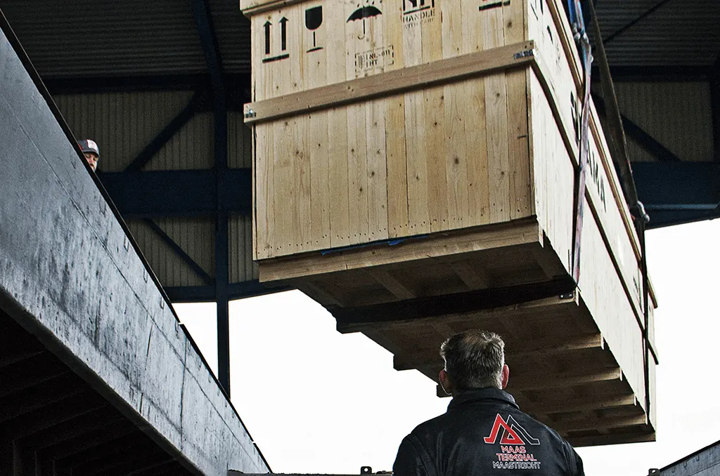 Heavy component lifted with precision at the Maasterminal quay